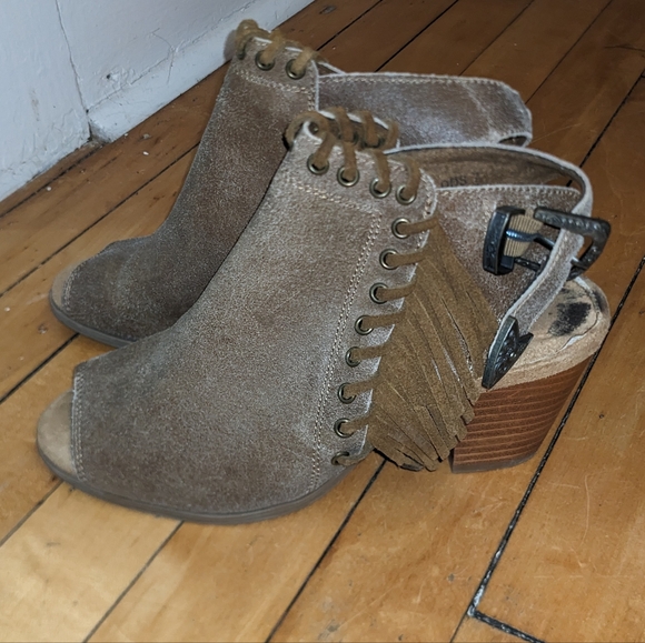 Minnetonka Fringe Boots - Picture 1 of 5